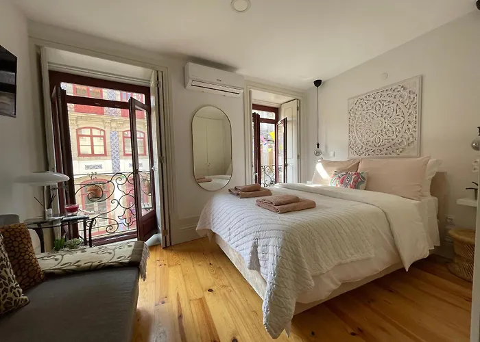 Historic Porto Balcony Hideaway - Taipas House 60